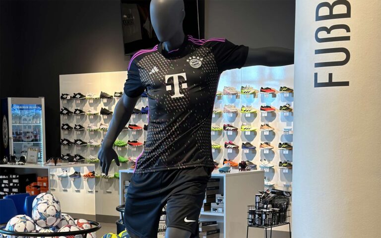 Schwarzes Trikotset von Bayern München