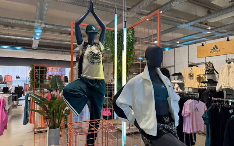 Zwei Figuren in Yoga posen