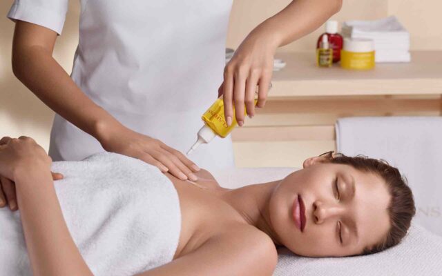 Massage mit Öl von CLARINS