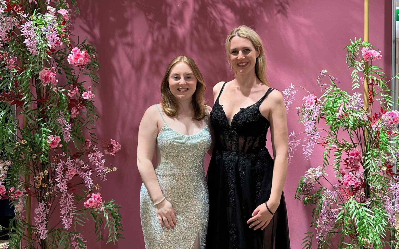 Zwei junge Frauen in schwarzem und silbernen Abendkleidern