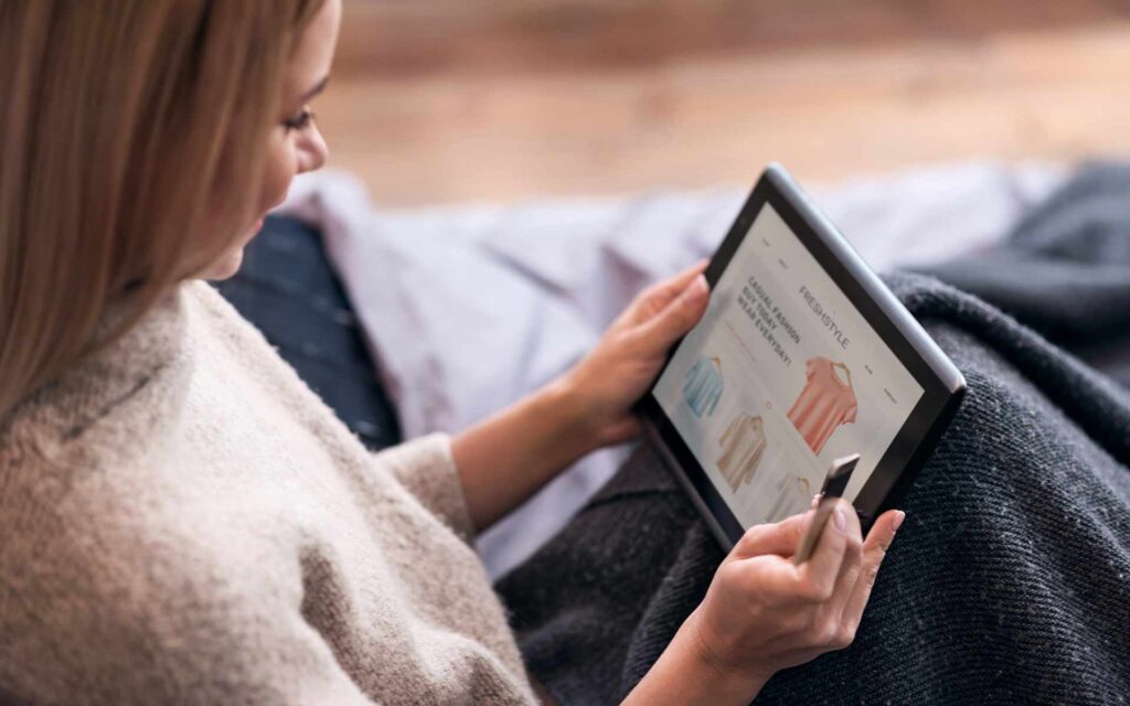 Frau mit Tablet in der Hand