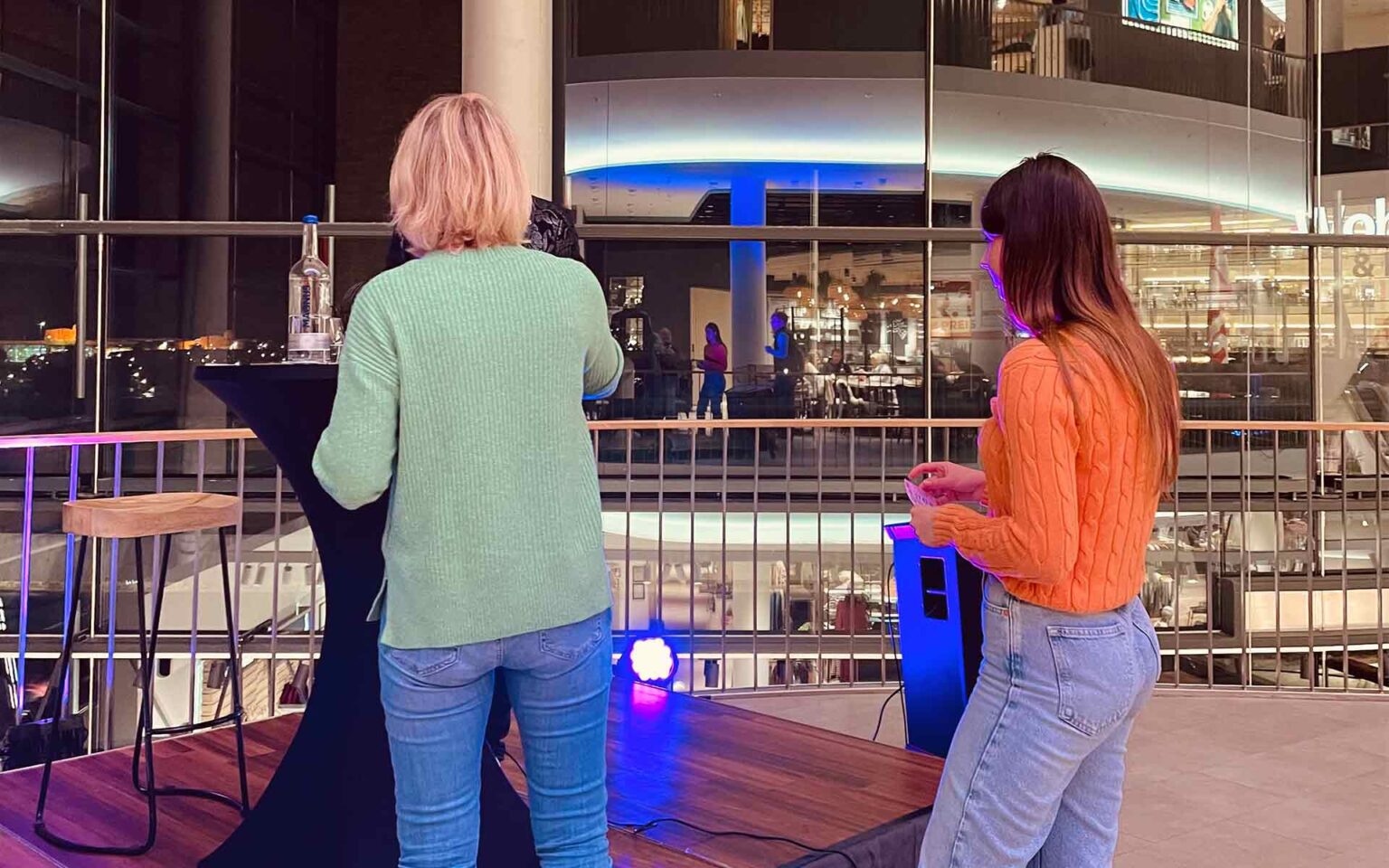 Zwei Frauen ziehen die Bingo Zahlen