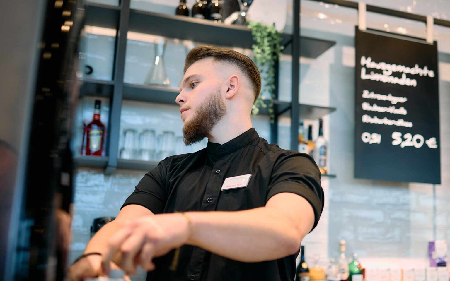 Der Barkeeper Alexis