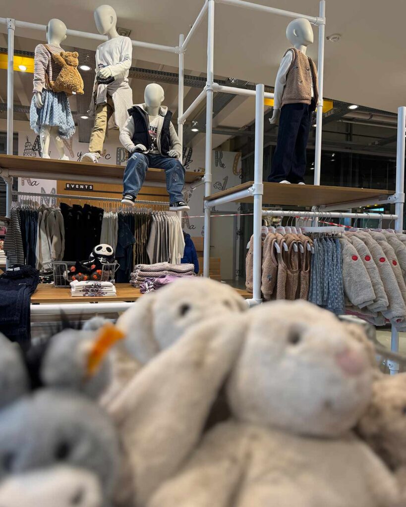 Plüschhasen im Vordergrund, Mode im Hintergrund