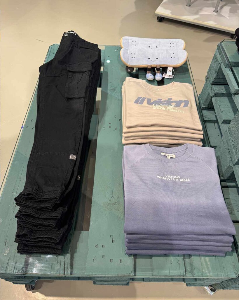 3 T-Shirts und eine Hose