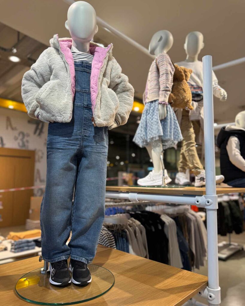 Kinderfigur mit Winterjacke und Jeanshose