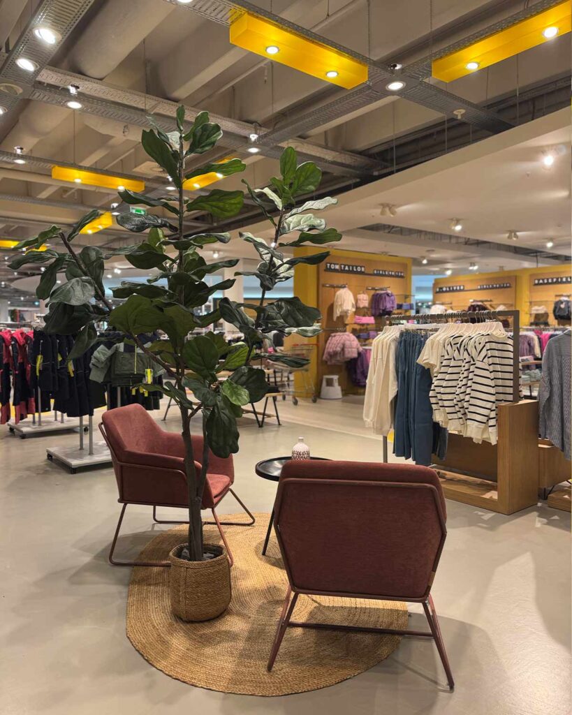 Sitzbereich von hinten mit Blick in die Kinderabteilung