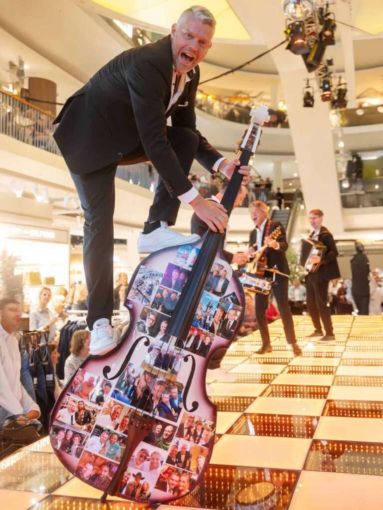 Musiker auf einem Cello