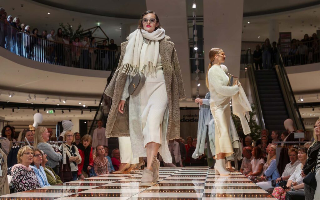Models in Winteroutfits auf dem Laufsteg