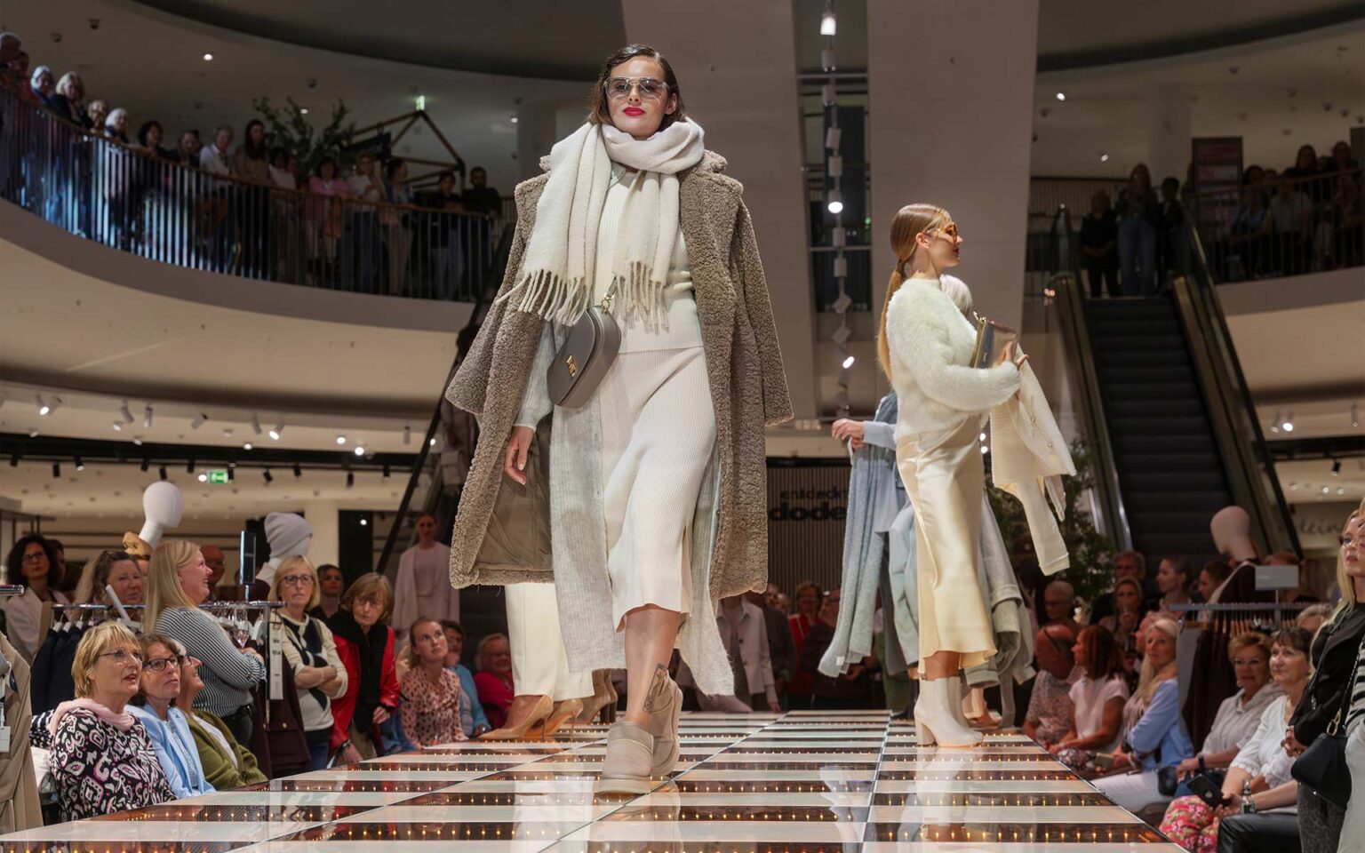 Models in Winteroutfits auf dem Laufsteg