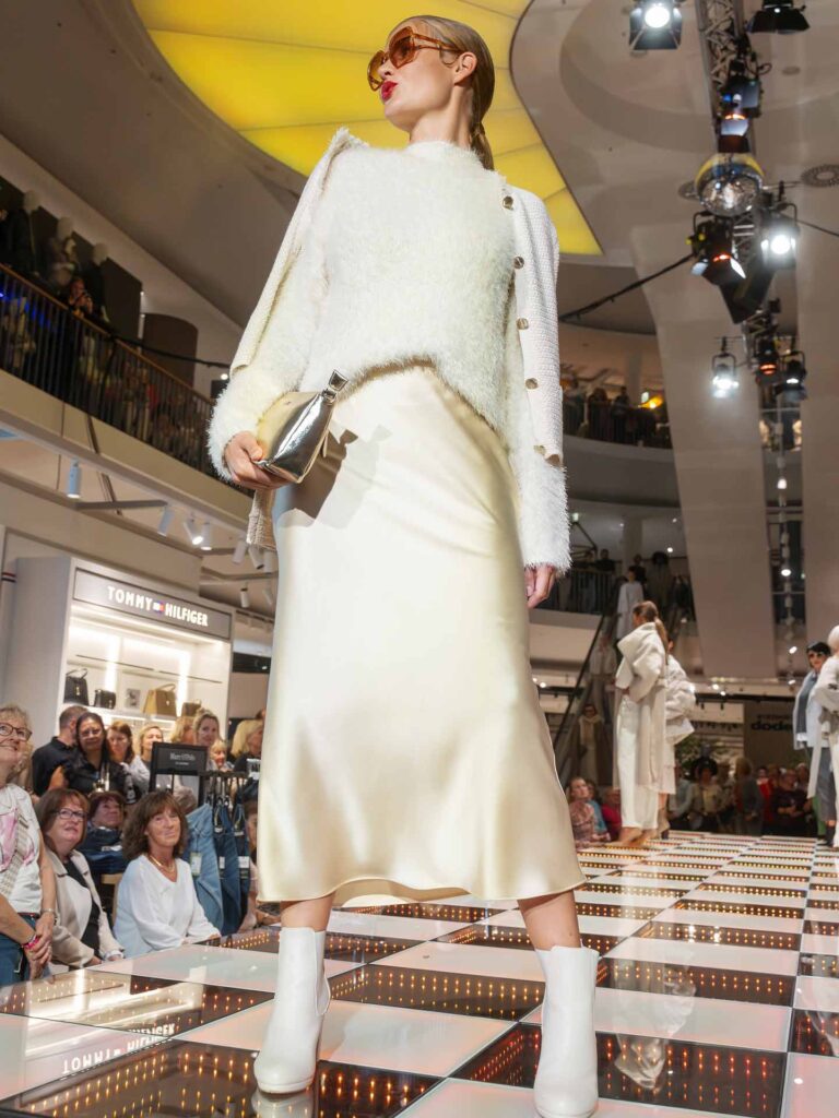 Model im flauschigen Pullover auf dem Laufsteg