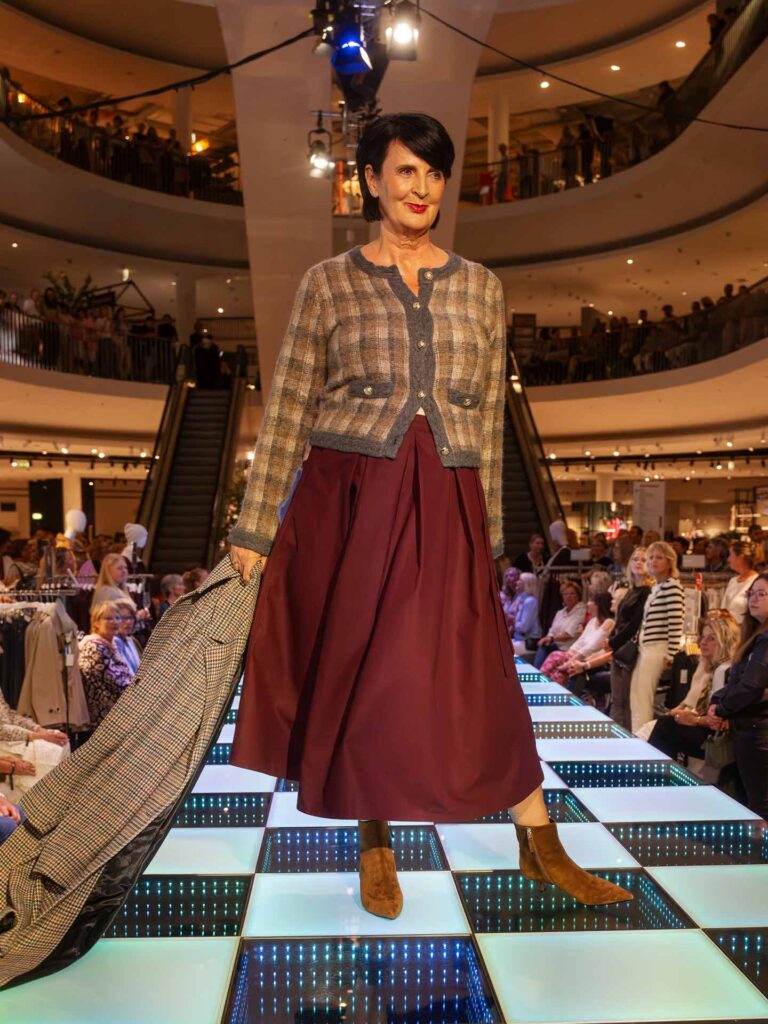 Model auf dem Laufsteg im Kleid