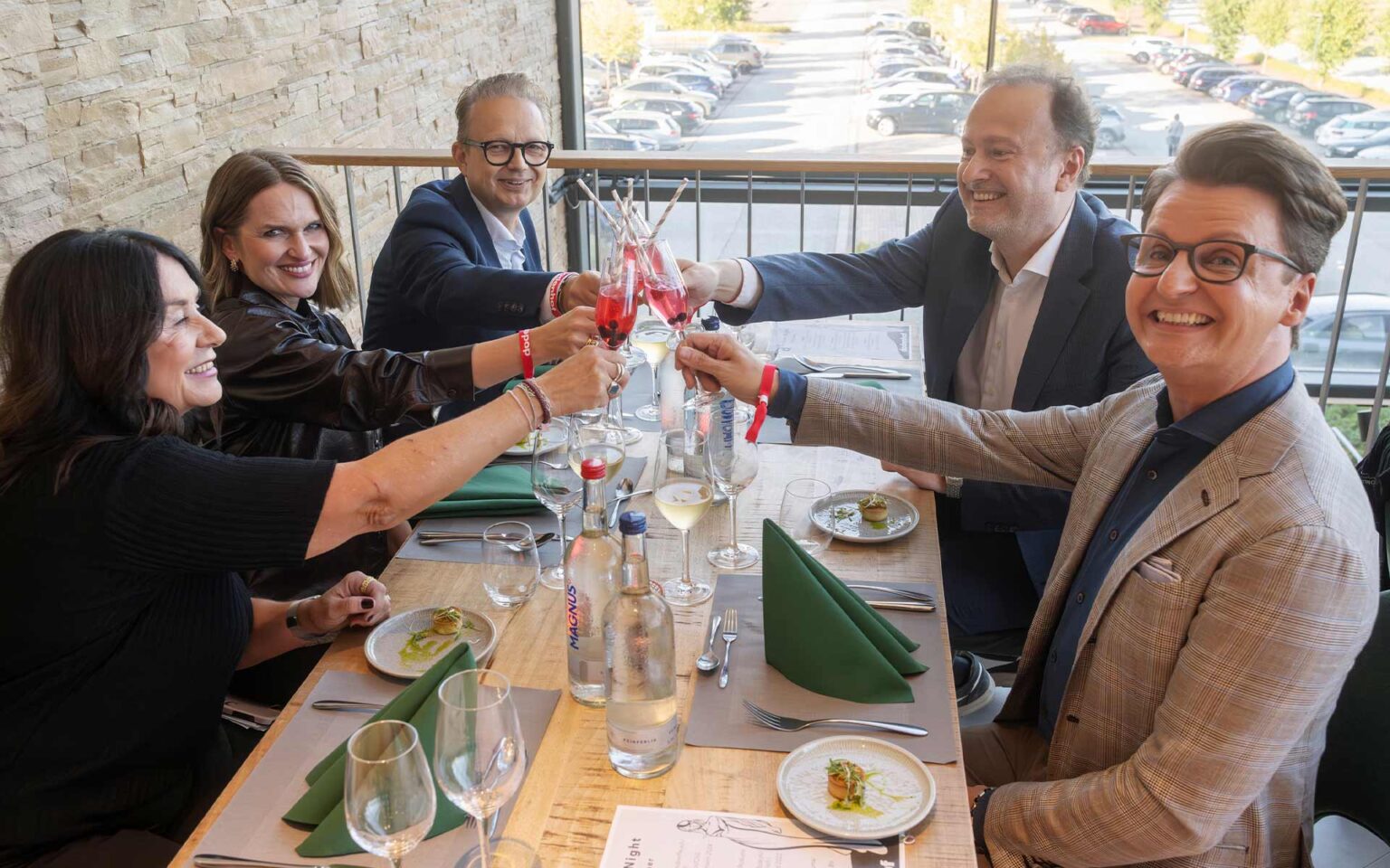 Mitarbeiter von dodenhof beim Dinner im nordlicht stoßen an
