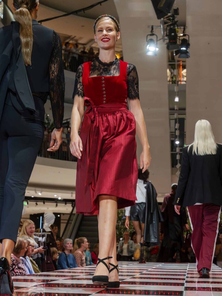 Model im Dirndl auf dem Laufsteg