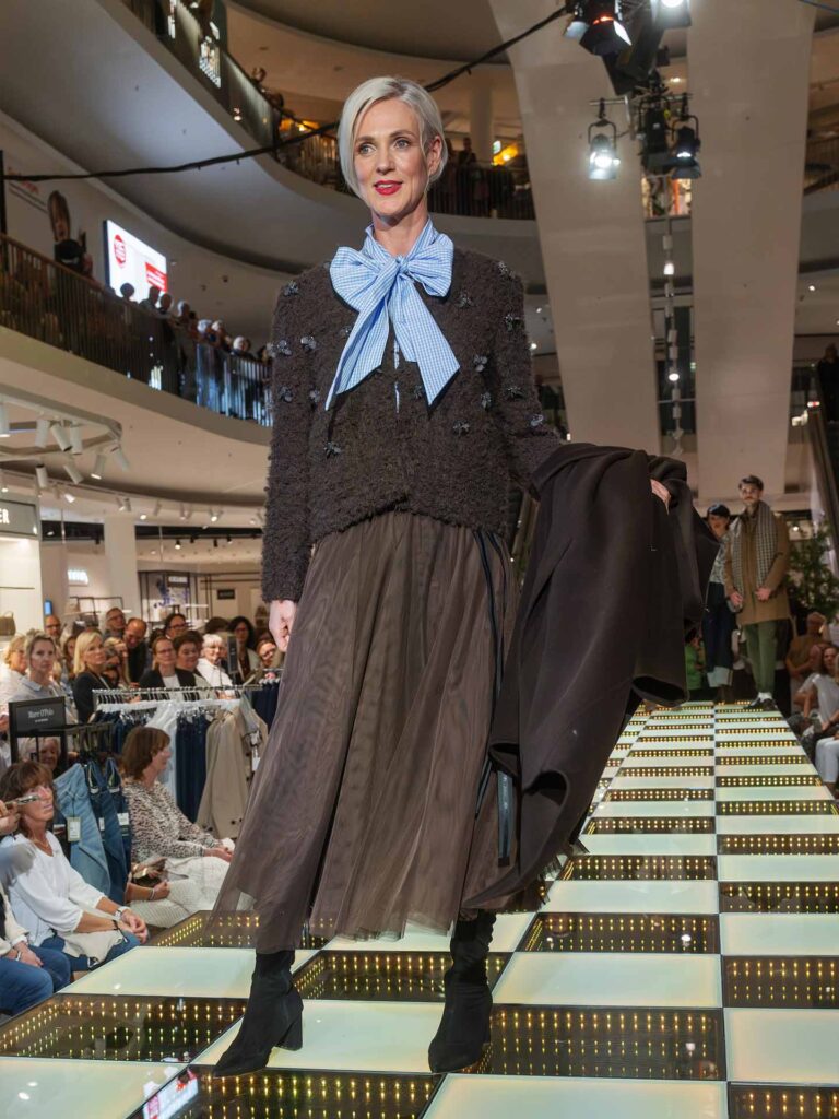 Model in der Trendfarbe braun