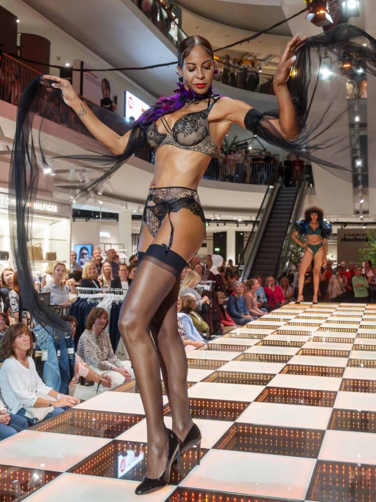 Model in schwarzem Dessous auf dem Laufsteg
