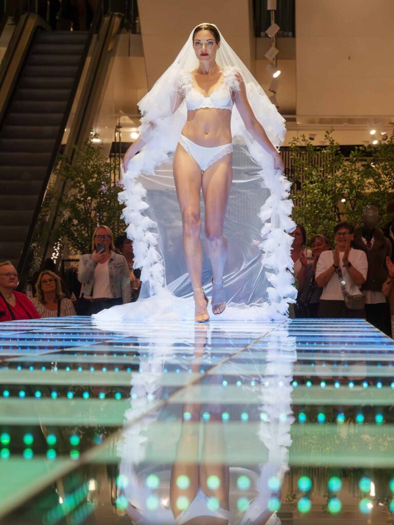 Model im weißen Dessous und Schleier