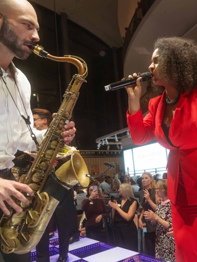 Sängerin und Saxophonist bei der Performance