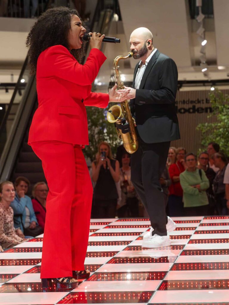 Sängerin und Saxophonist bei der Performance