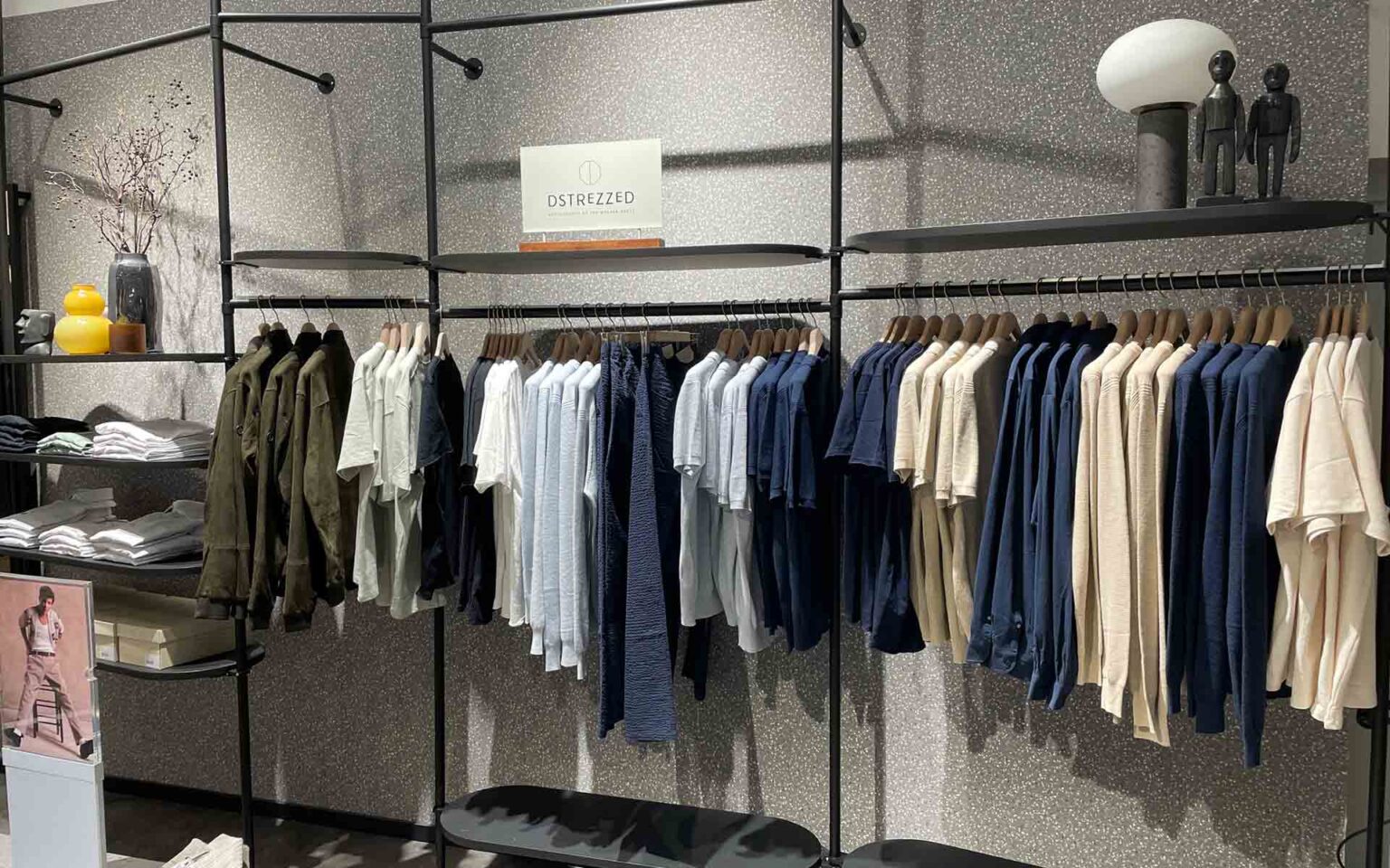 Verschiedene T-Shirts in Beige und Blau