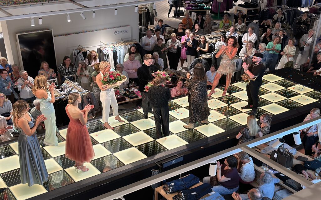 Blick von oben auf den Laufsteg der Fashion Night