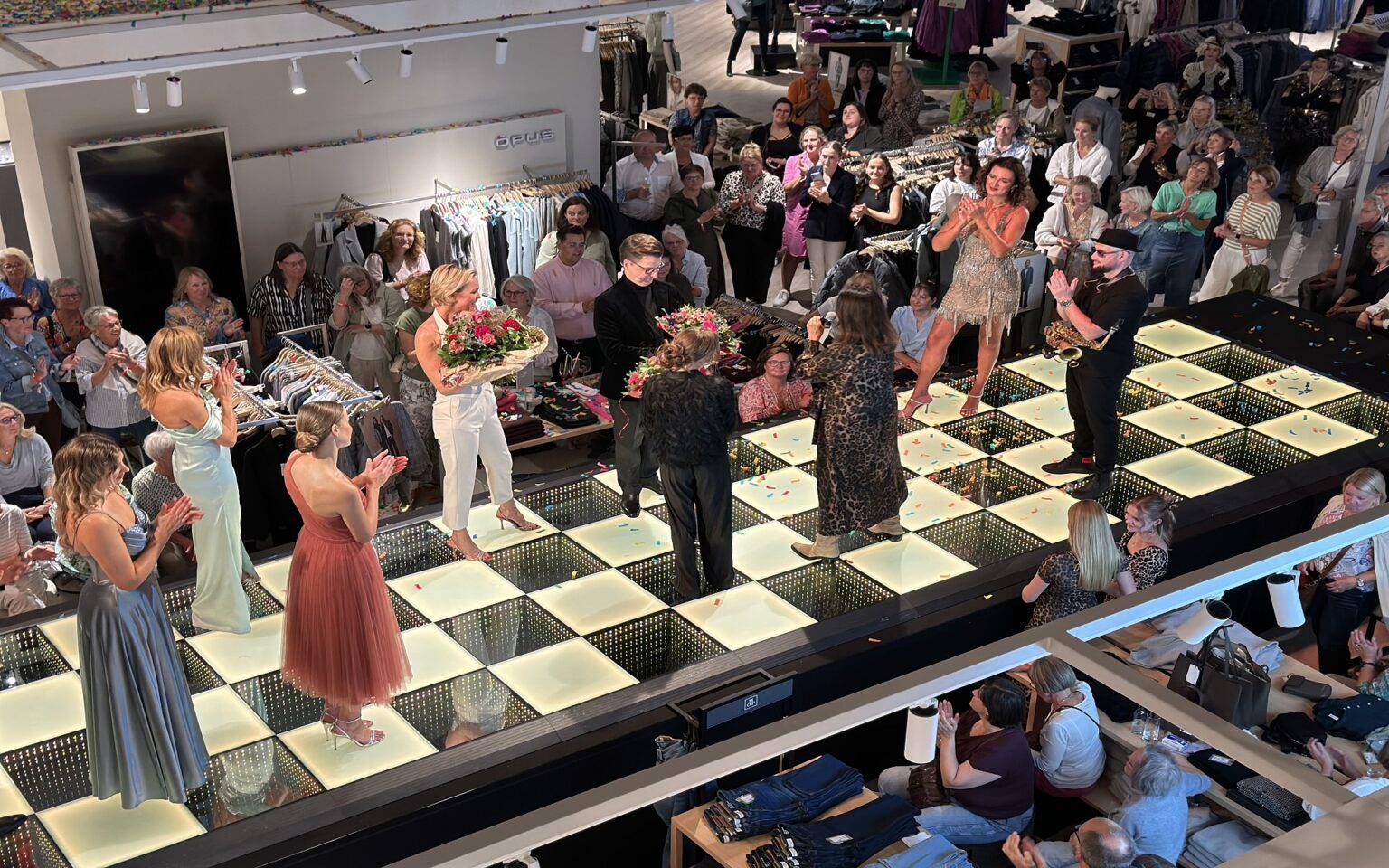 Blick von oben auf den Laufsteg der Fashion Night