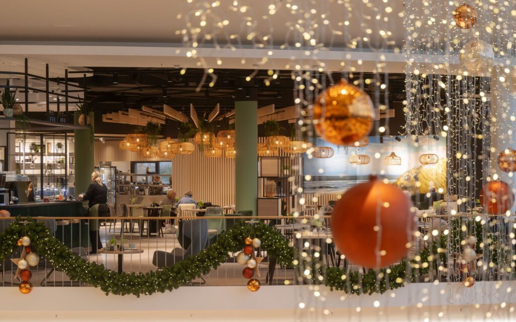 Weihnachtliche Dekoration vor dem nordlicht