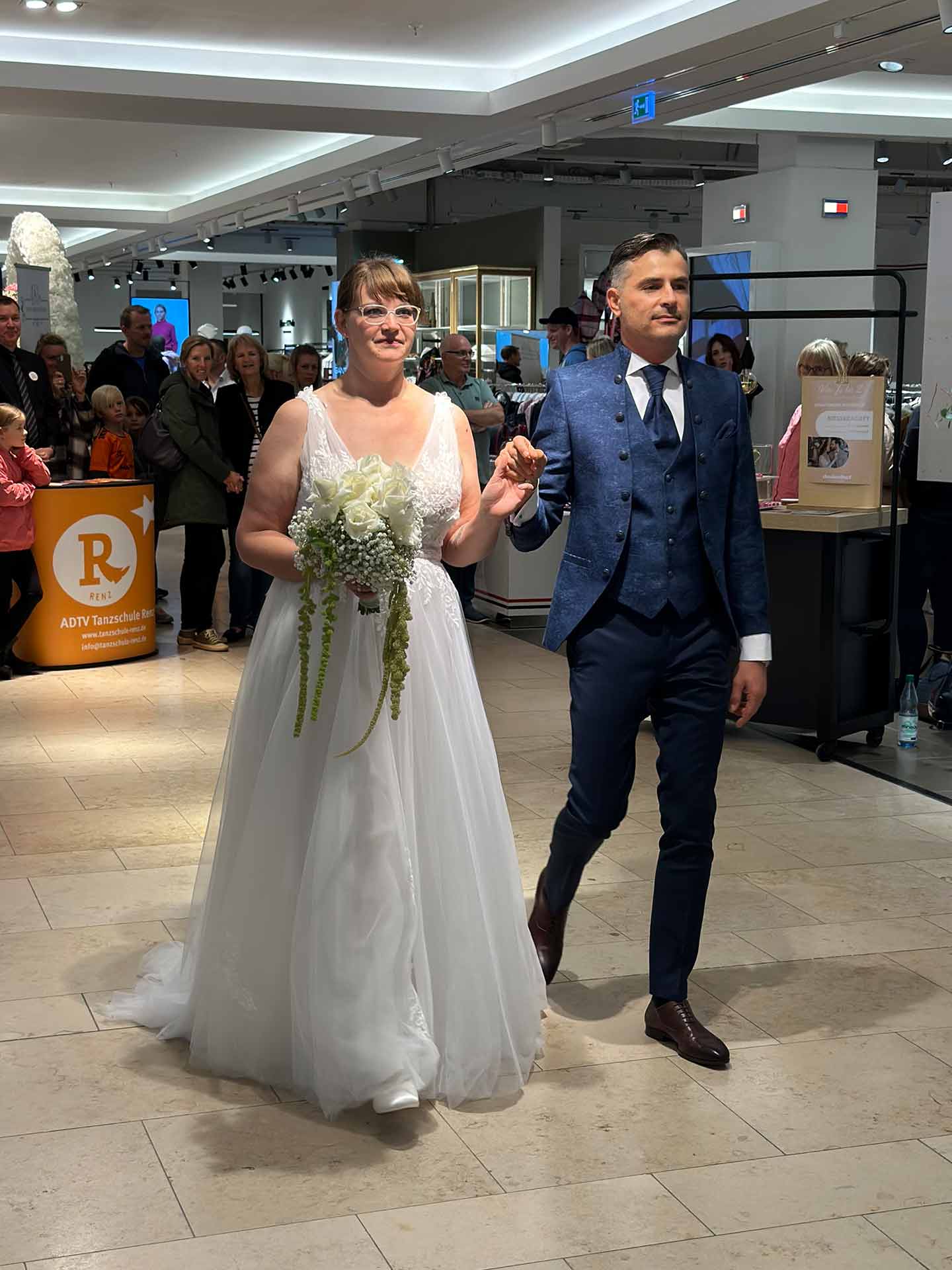 Braut und Bräutigam im blauen Anzug