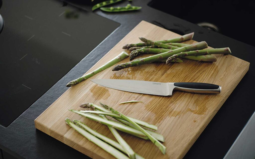 Geschnittener Spargel auf großem Schneidebrett
