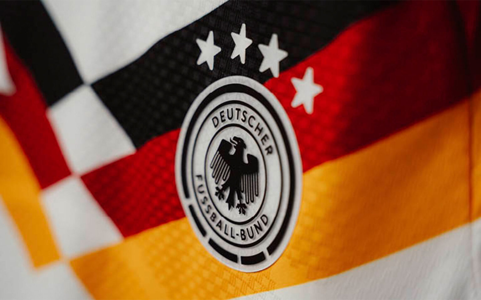 Nahaufnahme Brustbereich des Trikots mit DFB Logo