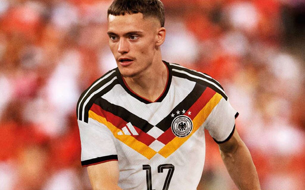 Fußballer Florian Wirtz im neuen Trikot