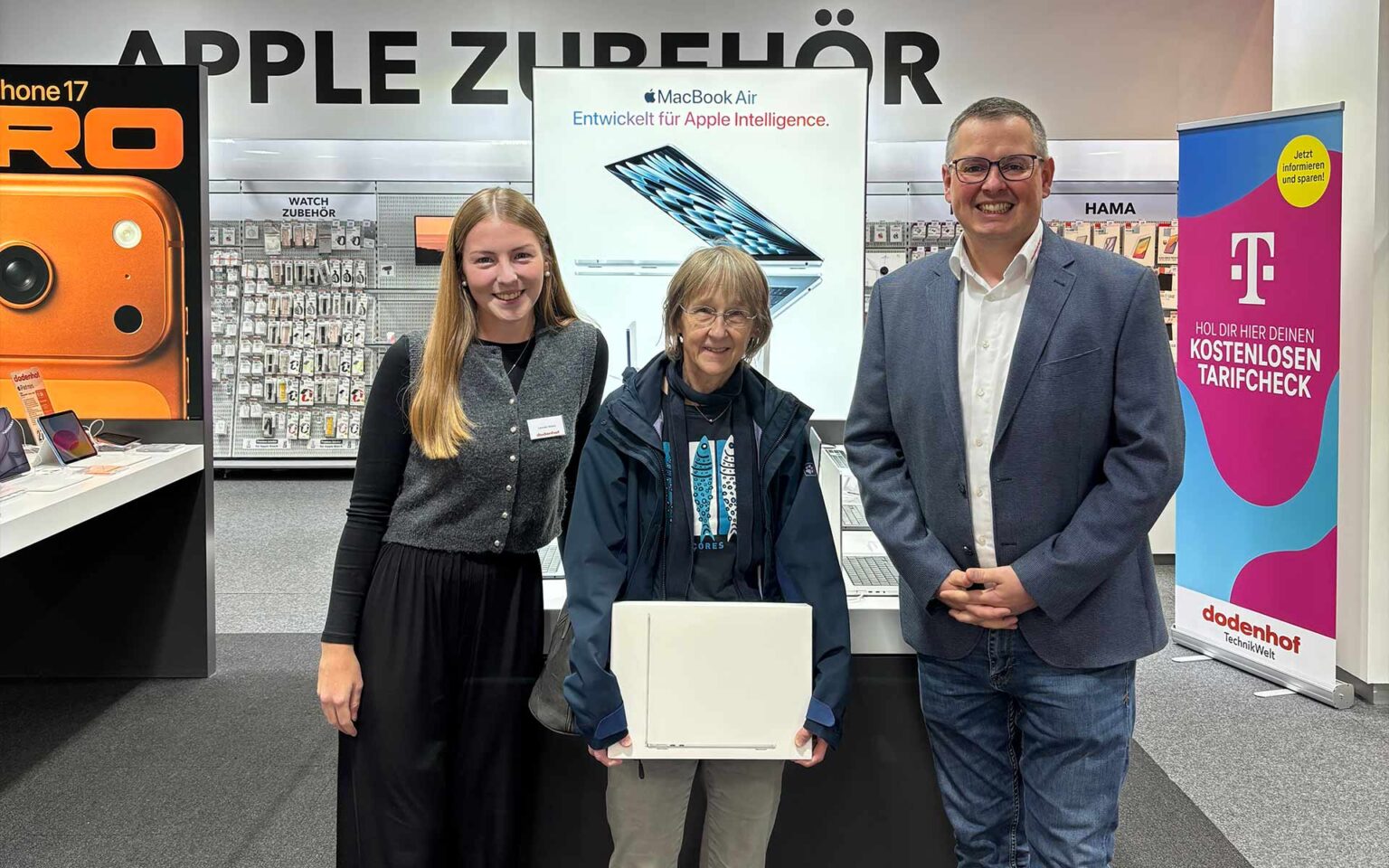 Drei Personen in der TechnikWelt mit Laptop