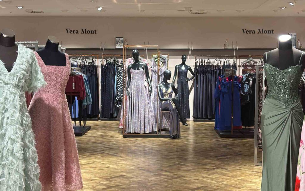 Figuren in Abendkleidern