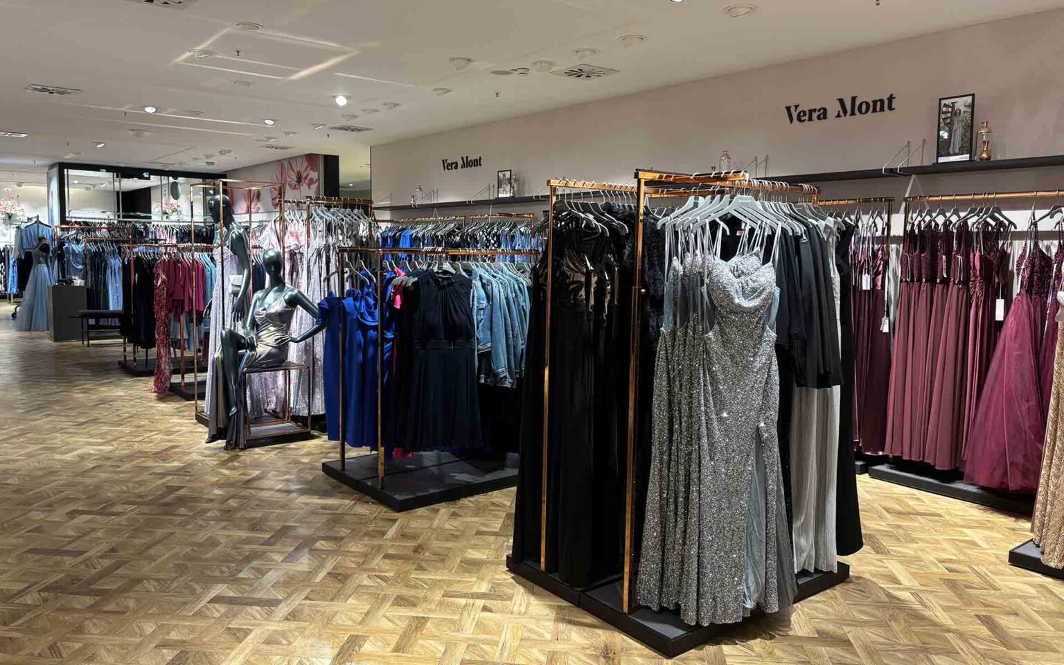 Fläche mit Abendkleidern