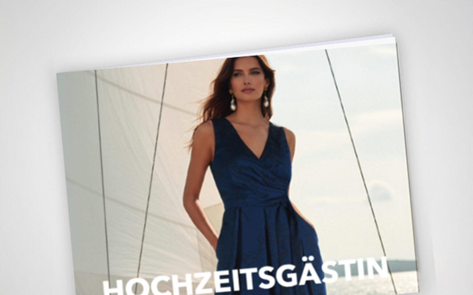 Prospekt mit Frau im Kleid auf dem Cover