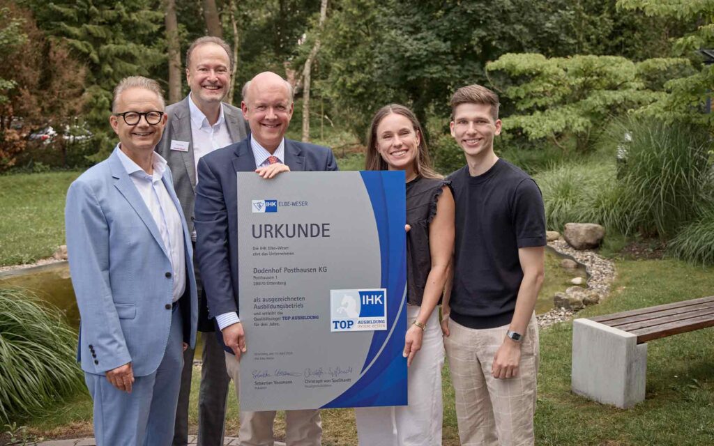 Dodenhof und IHK Team mit Asuzeichnung
