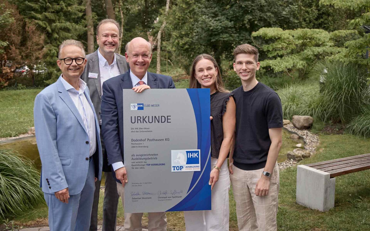 Dodenhof und IHK Team mit Asuzeichnung