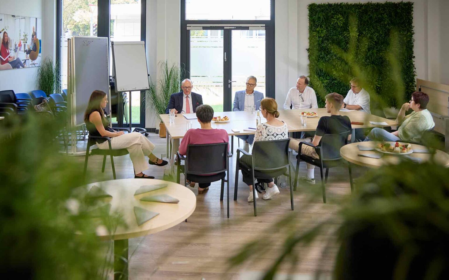 Menschen am Tisch in einem Besprechungsraum