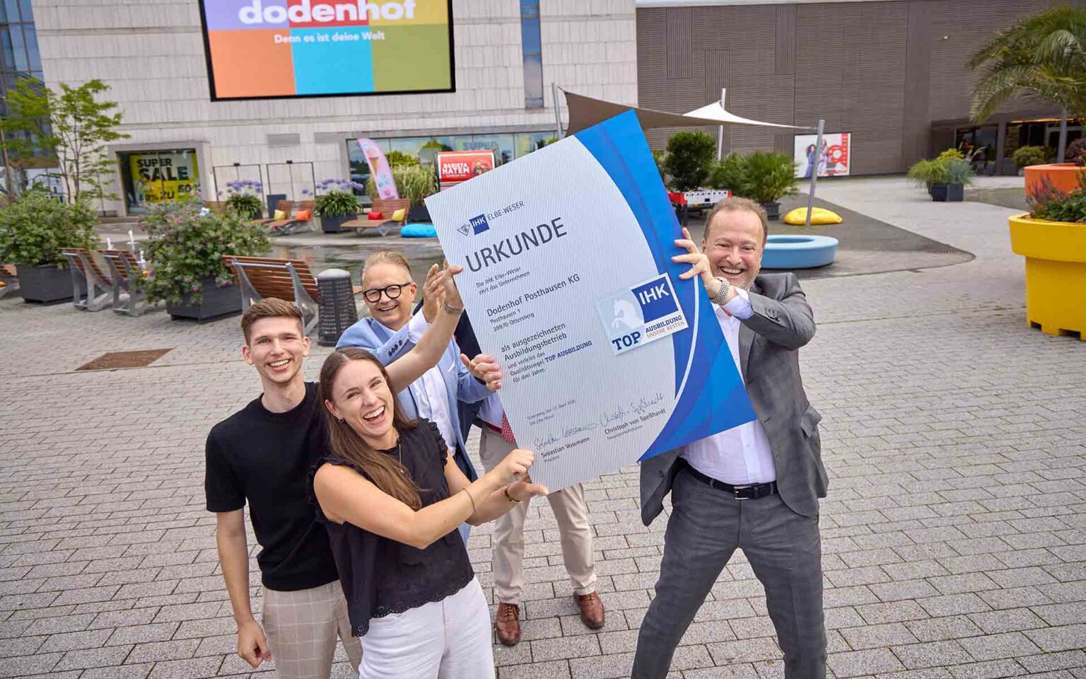 Geschäftsführer und Azubi Team mit Auszeichnung