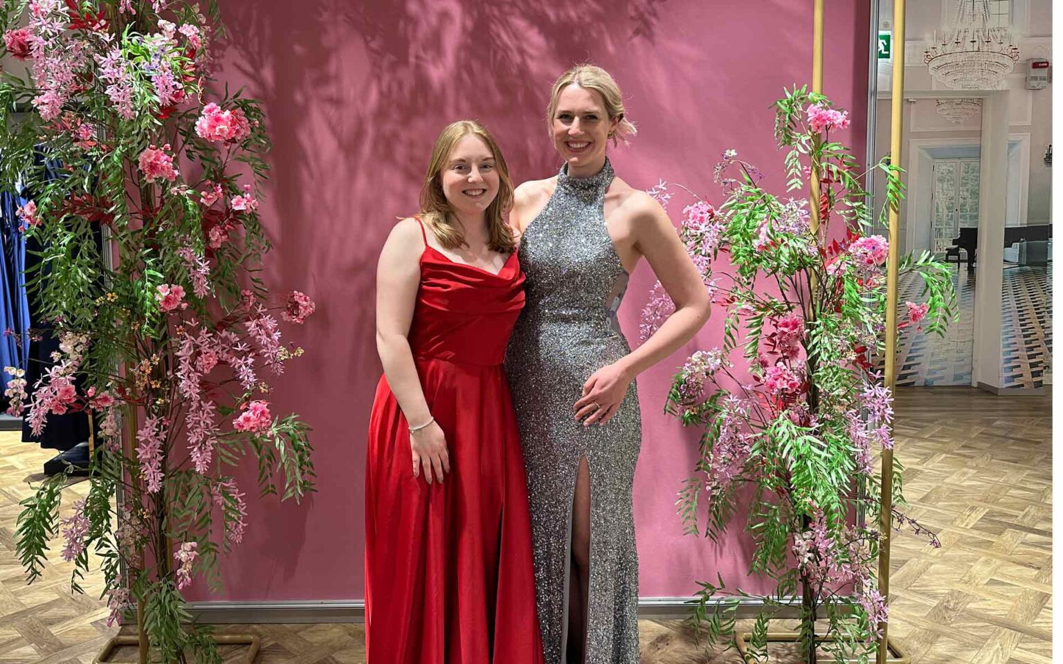 Rotes und silbernes Abendkleid