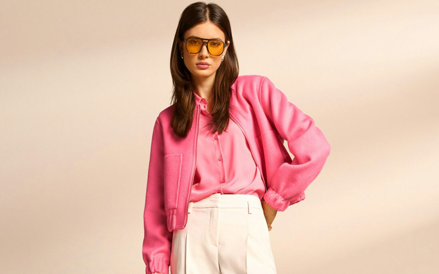 Frau mit pinkem Blouson und pinker Bluse