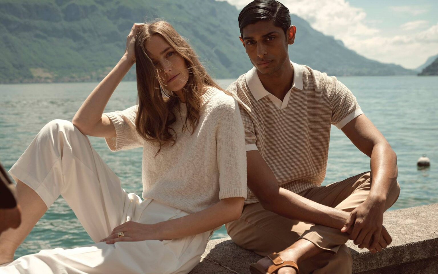 Frau und Mann in sommerlichem Strick am See
