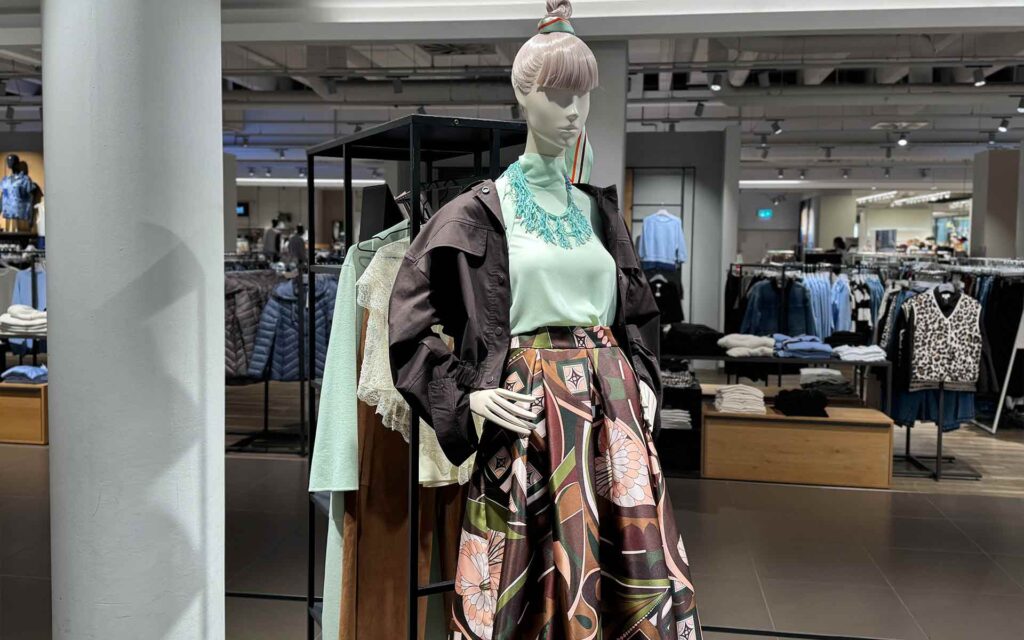 Figur im stylishen Herbstlook