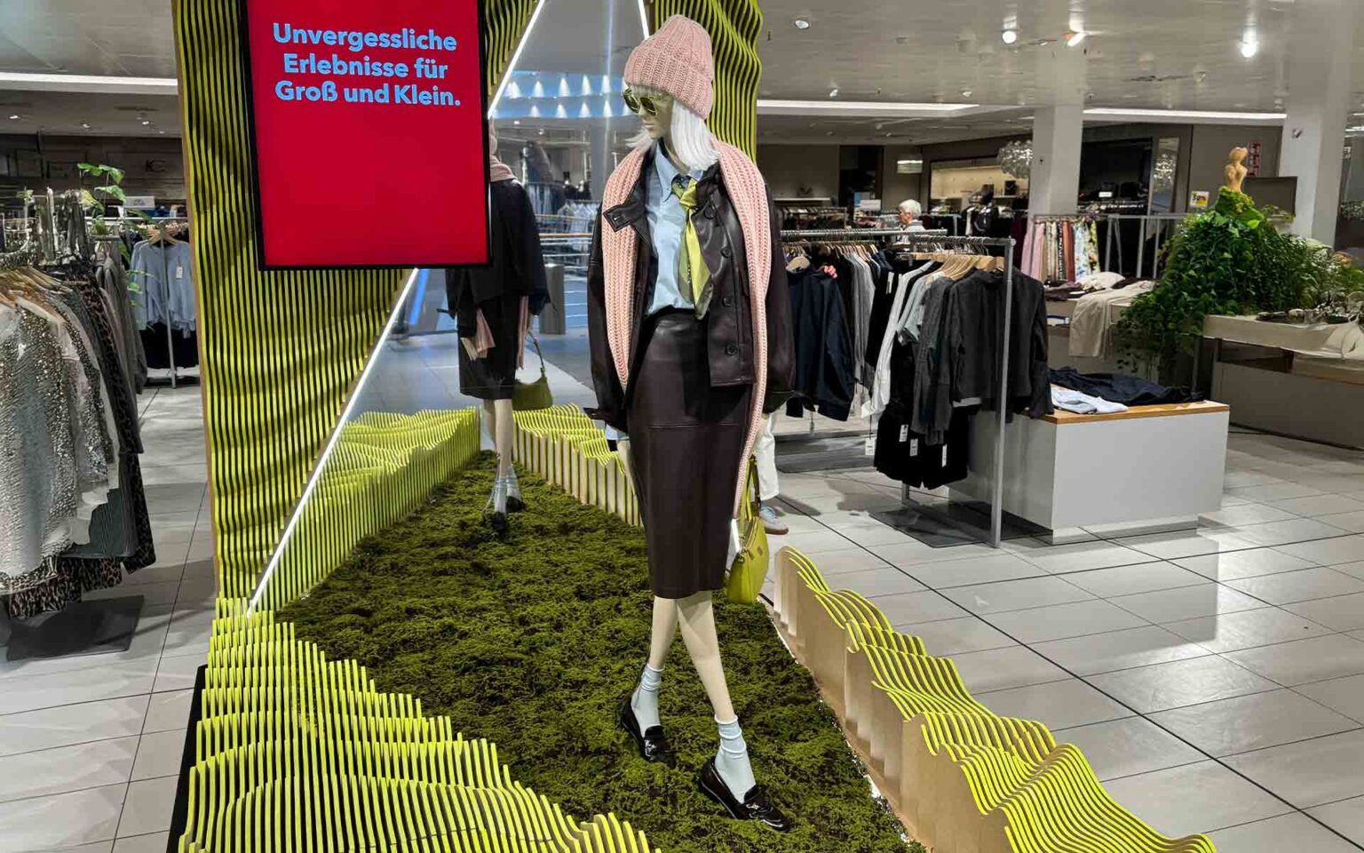 Figur in winterlichem Outfit