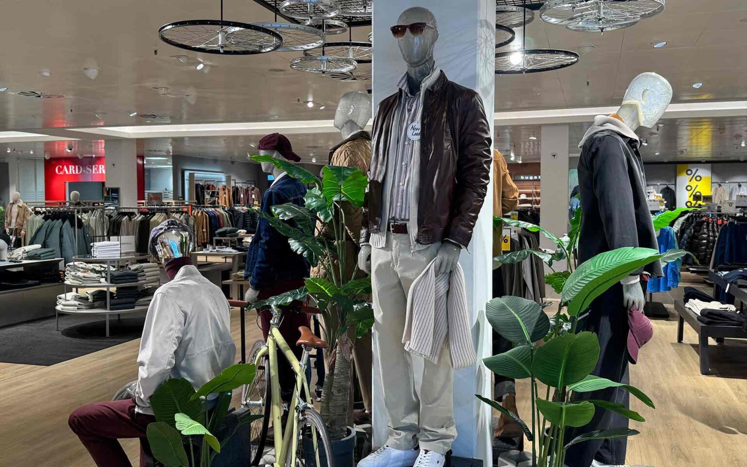 Figuren in modischen Outfits