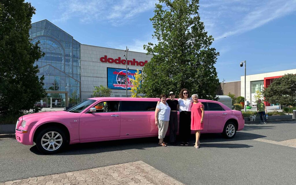 4 Kunden vor pinker Limousine auf dem dodenhof Gelände