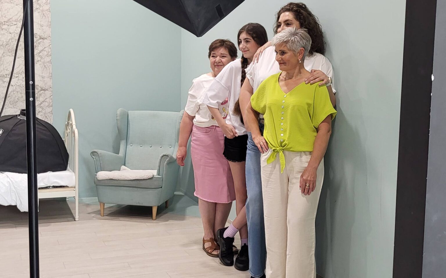 4 Frauen posieren für ein Foto