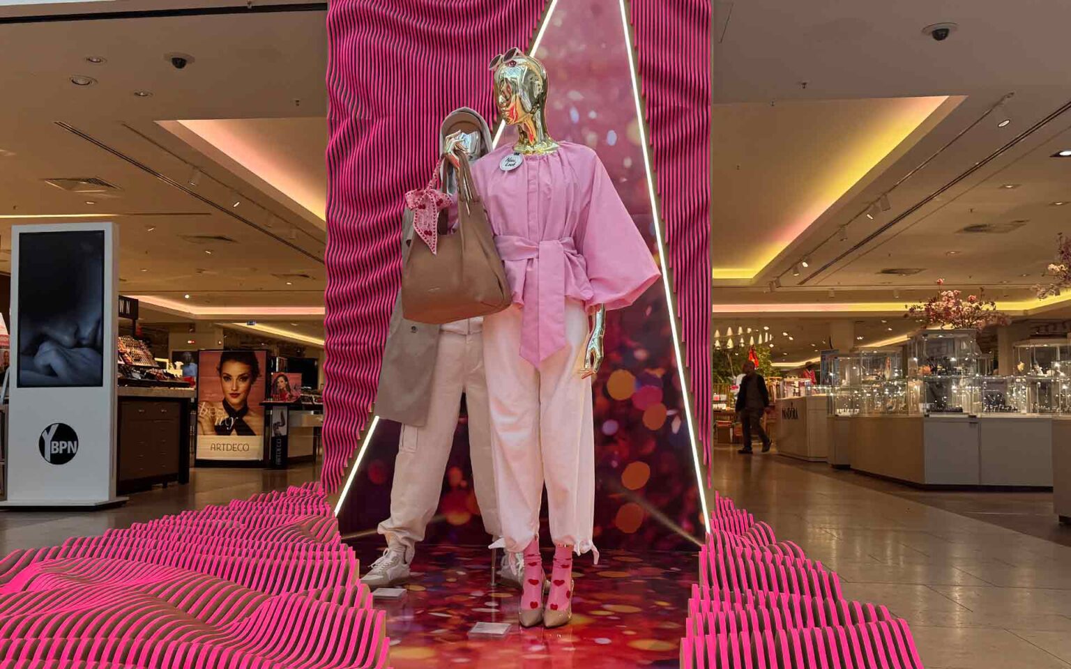 Pinke Highlighfläche in der ModeWelt