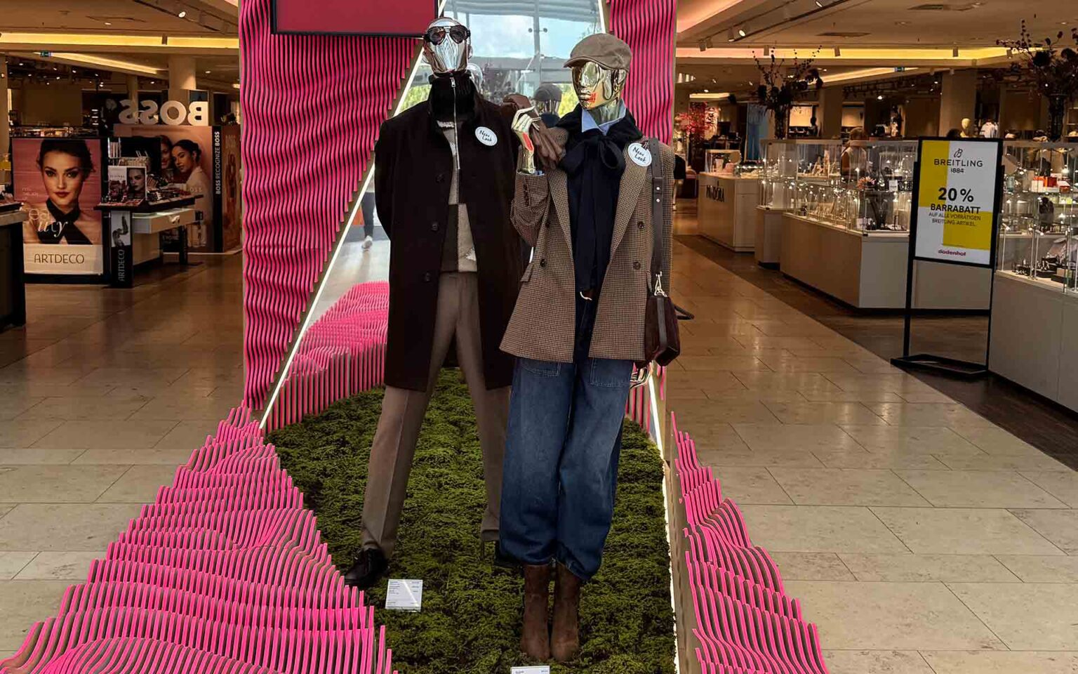Eingangsbereich der ModeWelt mit Figuren im Herbstlook