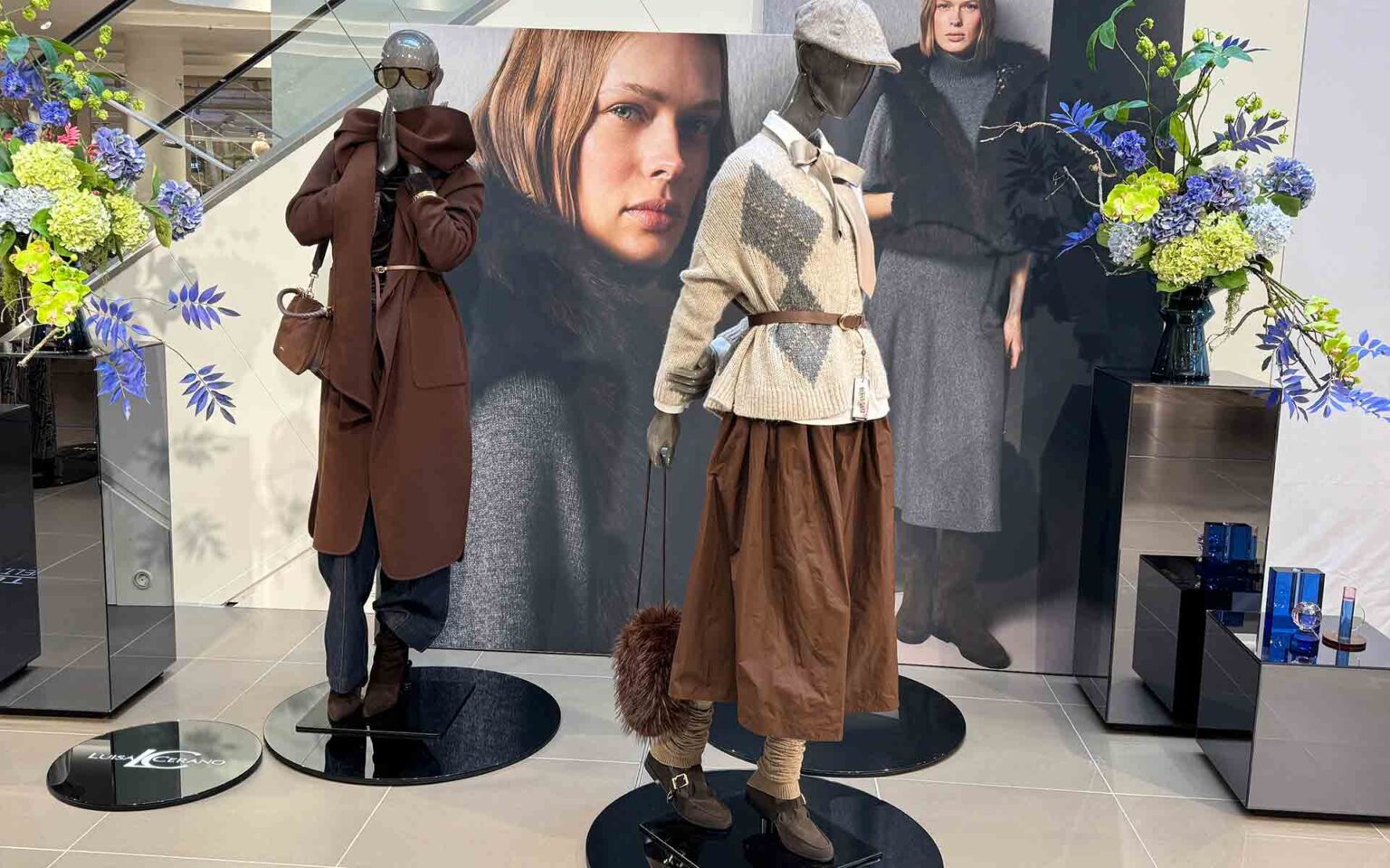 Figuren in braunen Tönen